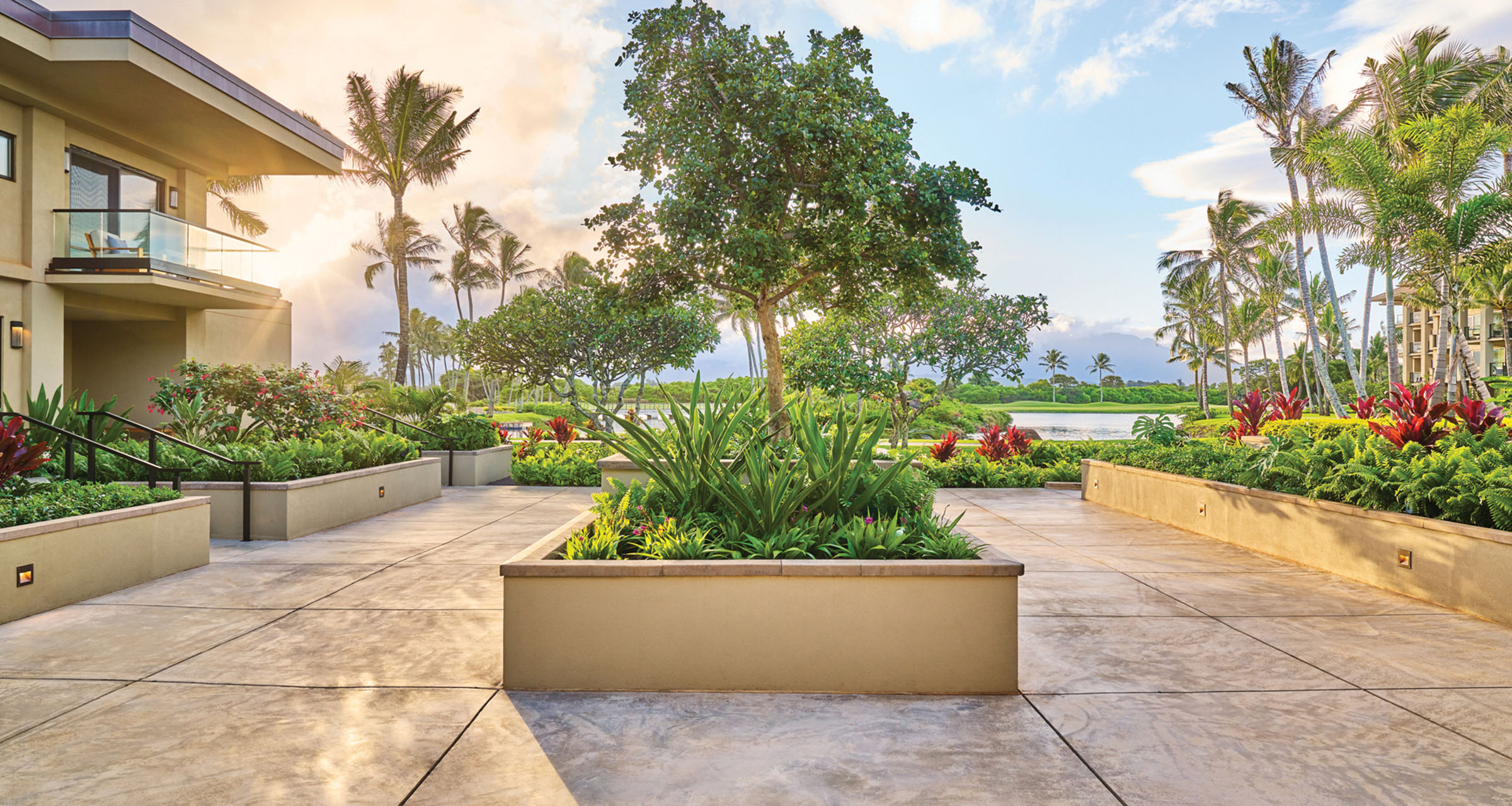Kaiholo courtyard - Luxury Oceanfront Homes in Hawaii for sale