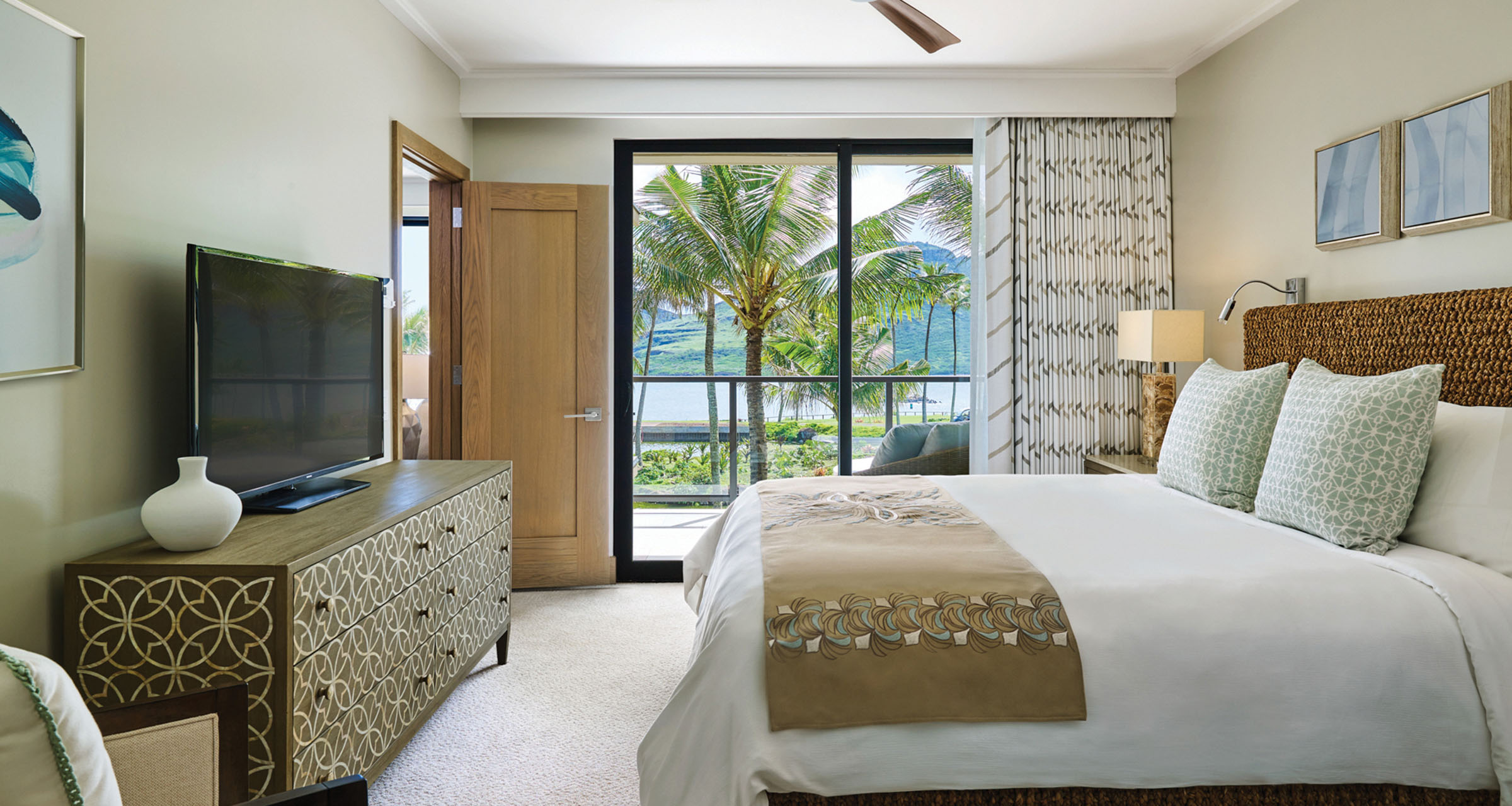 Maliula guest master bedroom - Beachfront home for sale in Kauai, Hawaii
